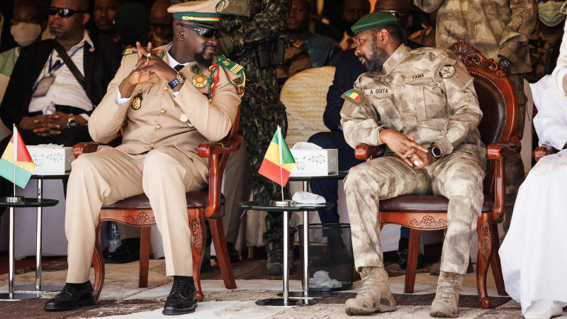 Mamady Doumbouya (à gauche), chef de la junte en Guinée, et son homologue malien, Assimi Goïta, à Bamako, le 22 septembre 2022. OUSMANE MAKAVELI / AFP