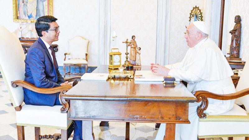 Rencontre Historique au Vatican : Le Président Malgache Rajoelina et le Pape François Unissent leurs Forces Contre la Pauvreté
